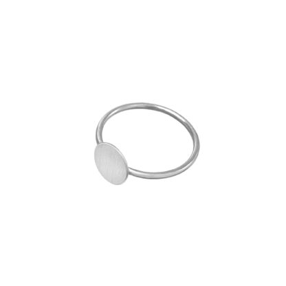 minimalistyczny srebrny pierścionek ręcznie robiony dla kobiet z klasą