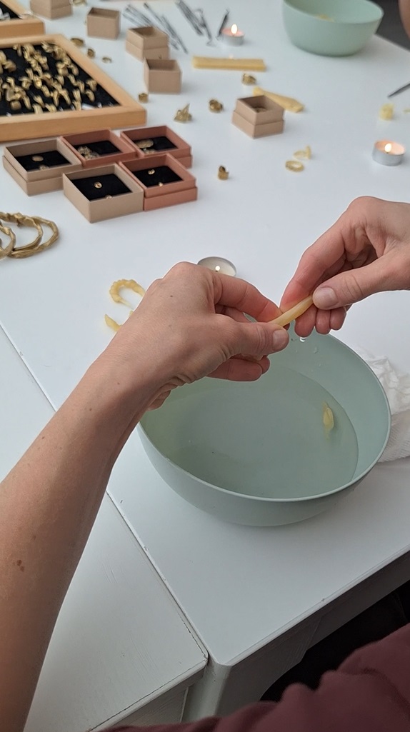 Stwórz swój własny pierścionek na warsztatach rzeźbienia w wosku.