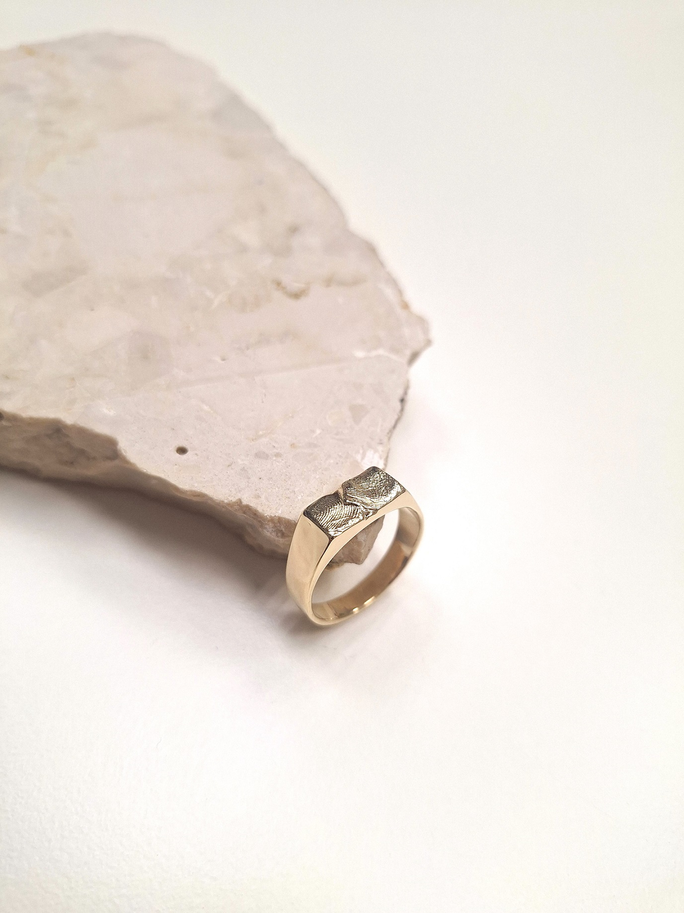 Sygnet z odciskiem palca