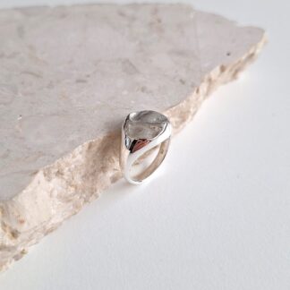 Sygnet z odciskiem palca z okrągłą górą.